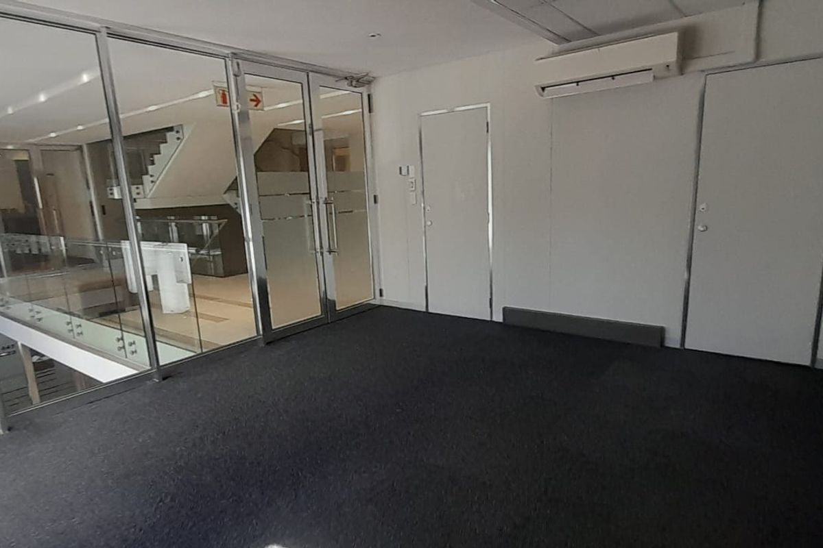 Compact Professional 23m2 Office with Excellent access - Photo 4