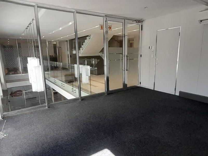 Compact Professional 23m2 Office with Excellent access - Photo 3