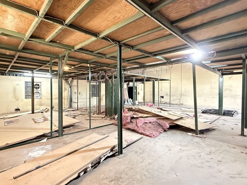 PRIME 1081m2 INDUSTRIAL WAREHOUSE TO LET IN SECURE GATEWAY INDUSTRIAL PARK - Photo 10