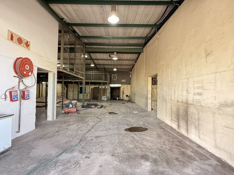 PRIME 1081m2 INDUSTRIAL WAREHOUSE TO LET IN SECURE GATEWAY INDUSTRIAL PARK - Photo 5
