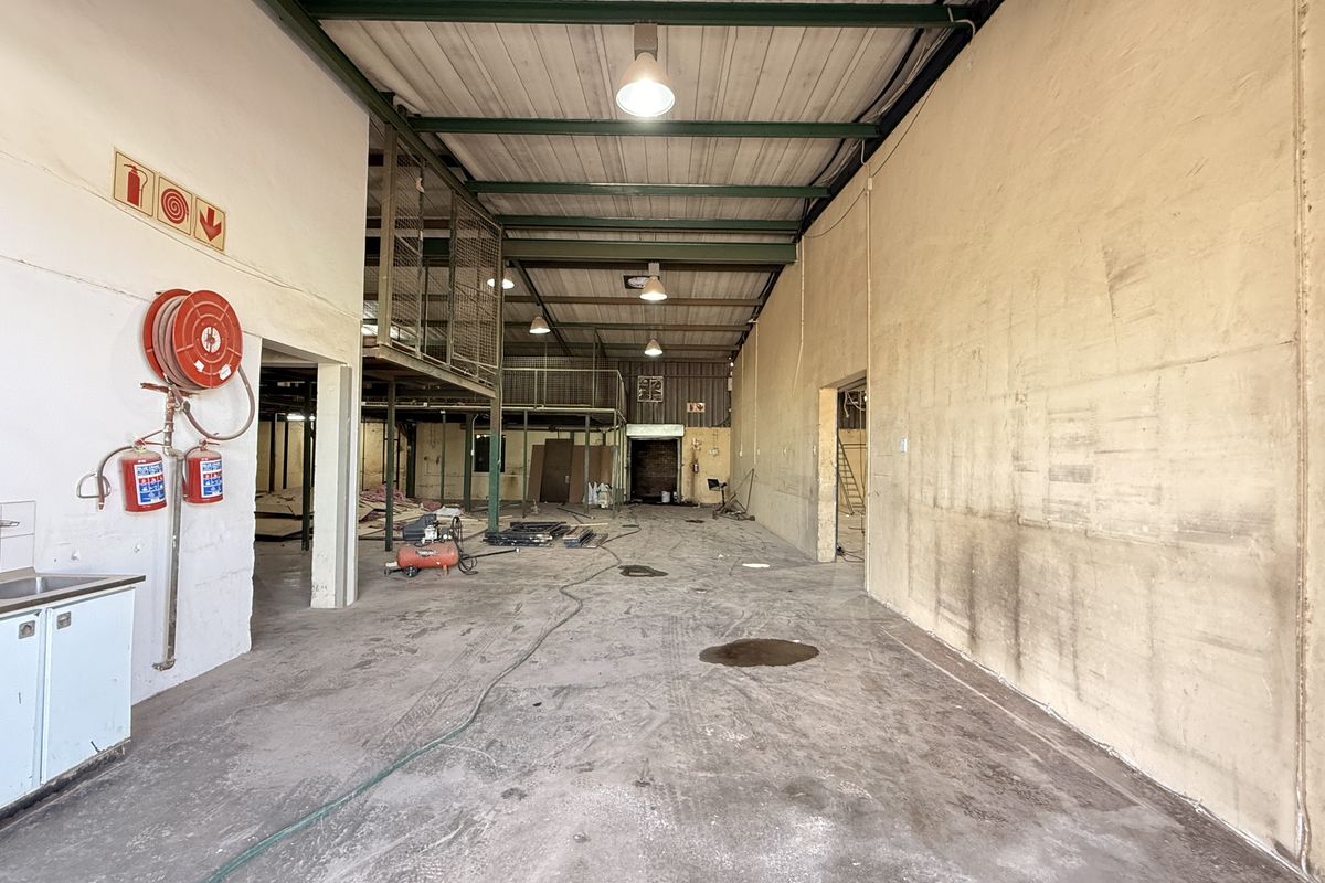 PRIME 1081m2 INDUSTRIAL WAREHOUSE TO LET IN SECURE GATEWAY INDUSTRIAL PARK - Photo 5