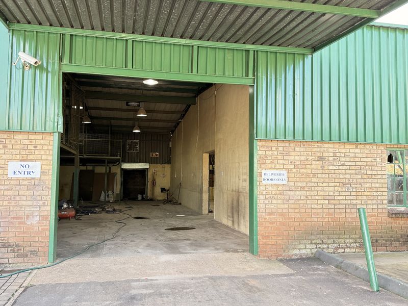 PRIME 1081m2 INDUSTRIAL WAREHOUSE TO LET IN SECURE GATEWAY INDUSTRIAL PARK - Photo 4
