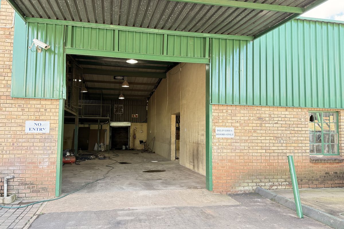 PRIME 1081m2 INDUSTRIAL WAREHOUSE TO LET IN SECURE GATEWAY INDUSTRIAL PARK - Photo 4