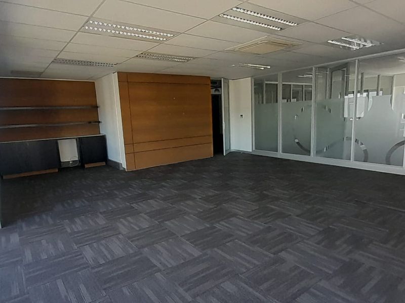 Large Corporate Office Floor in a Premium Midrand Business Park - Photo 8