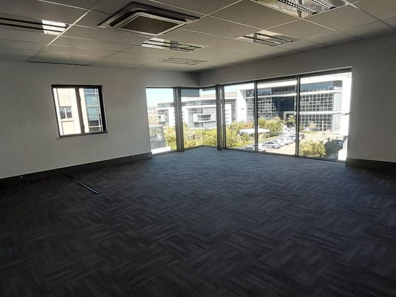Large Corporate Office Floor in a Premium Midrand Business Park - Photo 9
