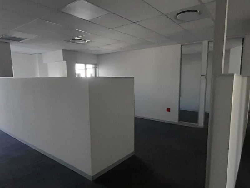 Large Corporate Office Floor in a Premium Midrand Business Park - Photo 6