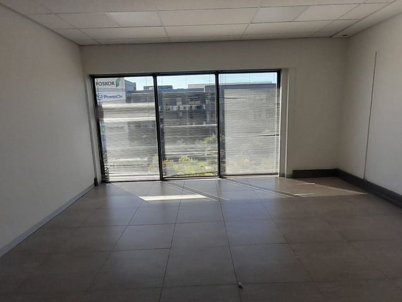 Large Corporate Office Floor in a Premium Midrand Business Park - Photo 3
