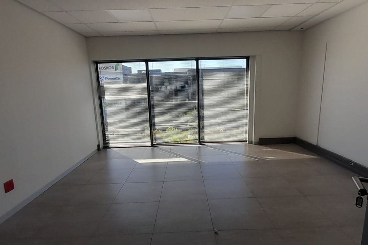Large Corporate Office Floor in a Premium Midrand Business Park - Photo 3