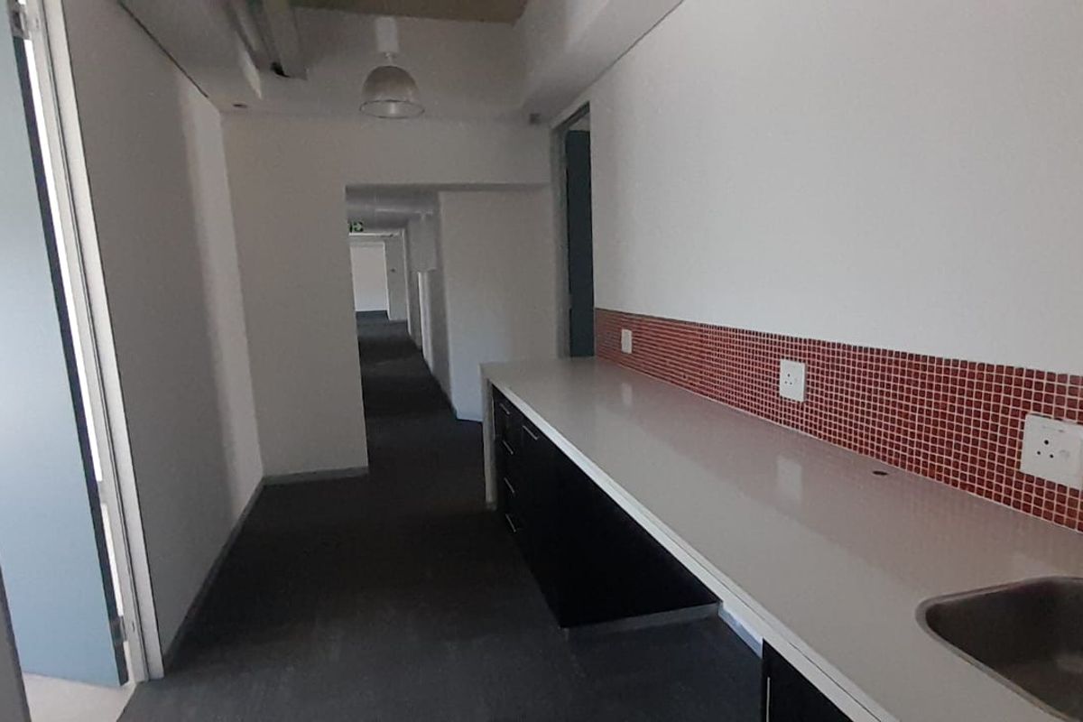 Large Corporate Office Floor in a Premium Midrand Business Park - Photo 4