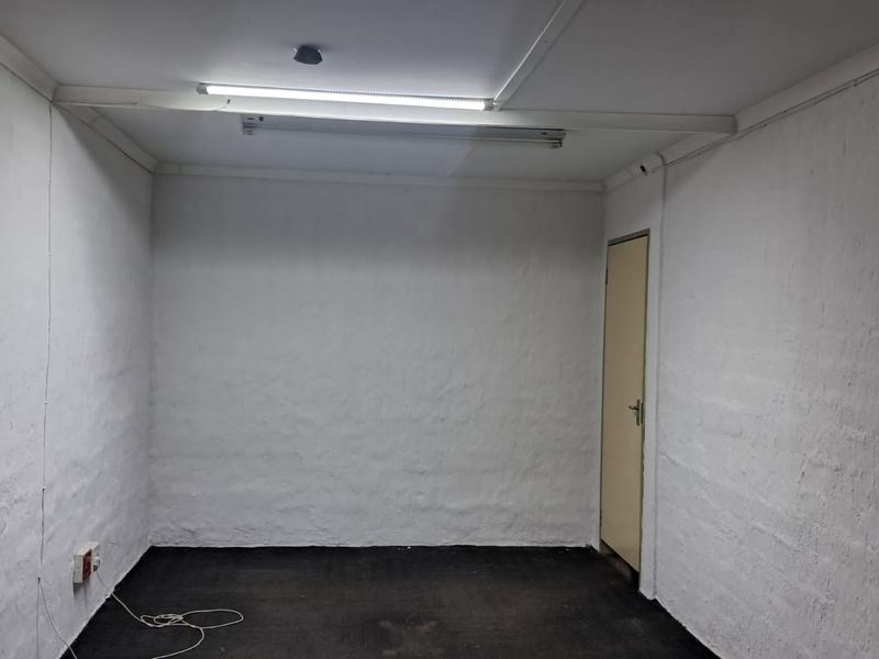150m2 Warehouse with Office TO LET - Photo 6
