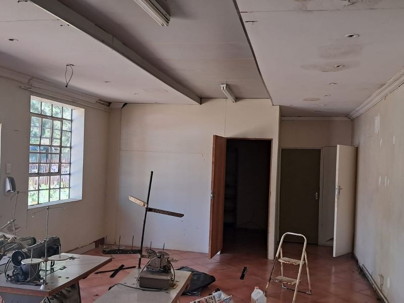 150m2 Warehouse with Office TO LET - Photo 4