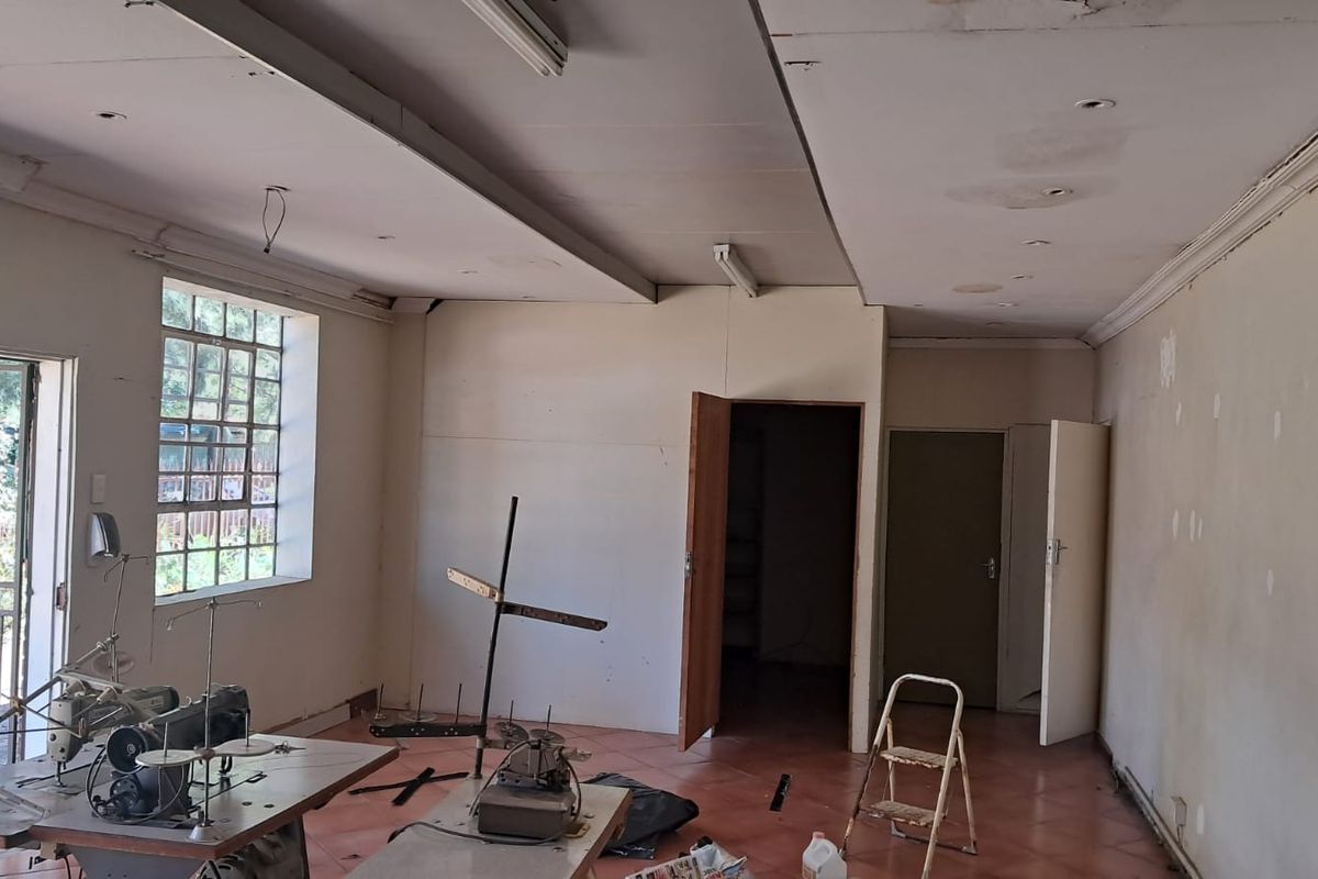 150m2 Warehouse with Office TO LET - Photo 4