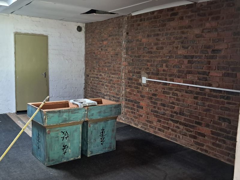 150m2 Warehouse with Office TO LET - Photo 5