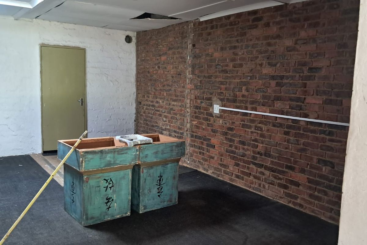 150m2 Warehouse with Office TO LET - Photo 5