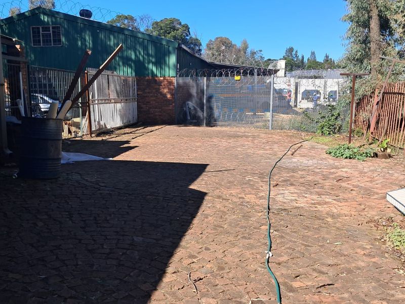 150m2 Warehouse with Office TO LET - Photo 2