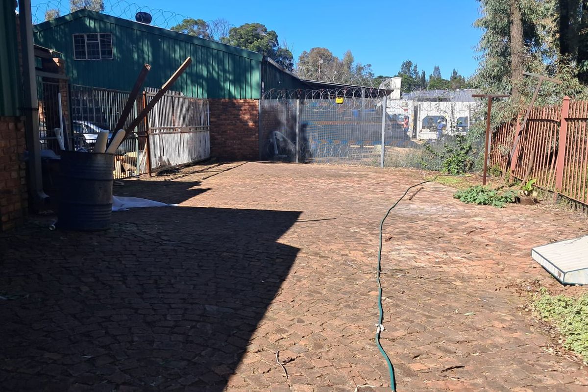 150m2 Warehouse with Office TO LET - Photo 2