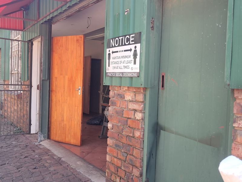 150m2 Warehouse with Office TO LET - Photo 10