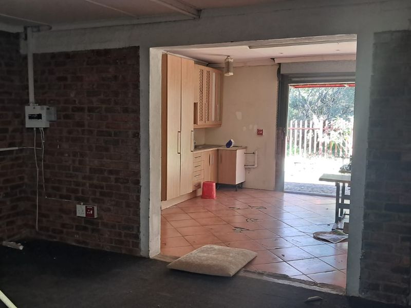 150m2 Warehouse with Office TO LET - Photo 7