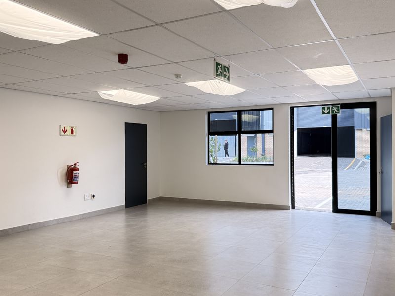Premium Industrial Facility in Samrand’s High-Demand Logistics Corridor - Photo 4