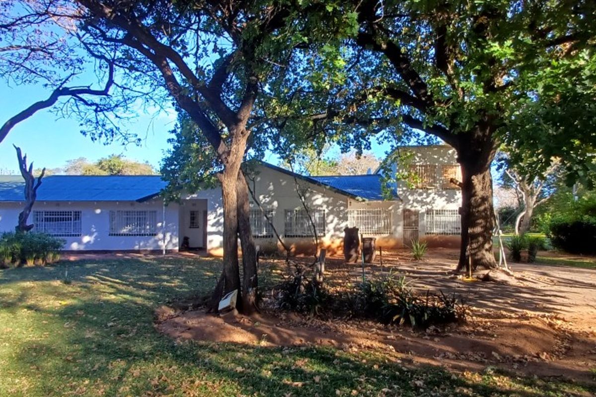 Smallholding Close to Bela-Bela – Workshop Potential & Off-Grid Living - Photo 2