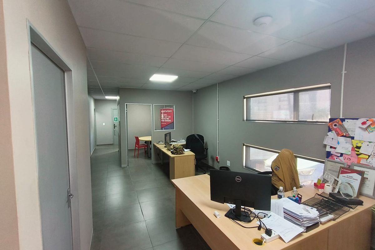 840m2 Warehouse To Let In Limeroc Business Park | Knopjeslaagte | Centurion - Photo 4