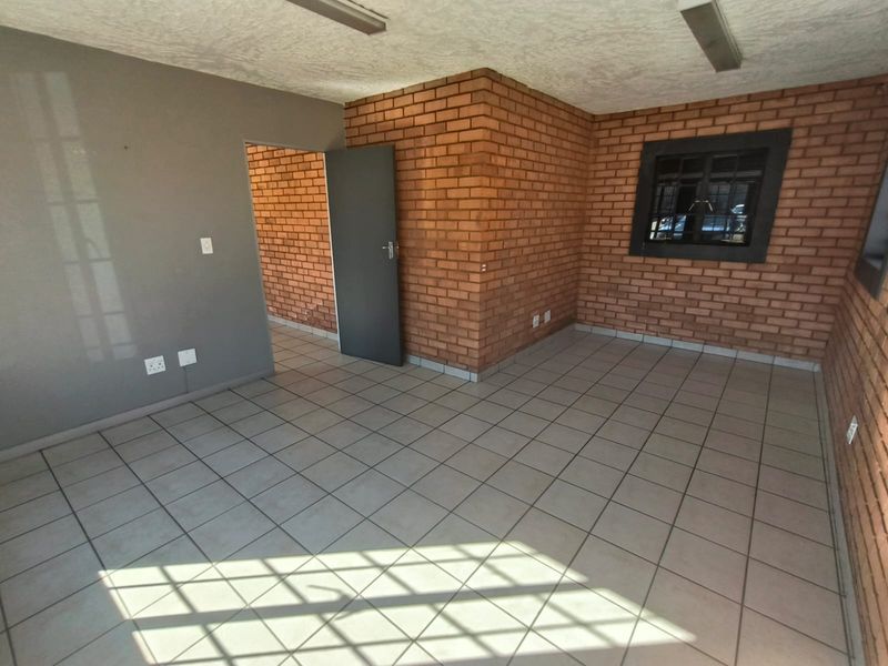 Mini Warehouse To Let in Hennopspark, Centurion - Photo 10