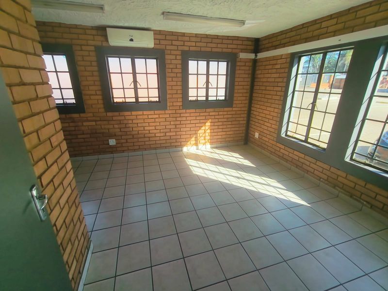 Mini Warehouse To Let in Hennopspark, Centurion - Photo 5