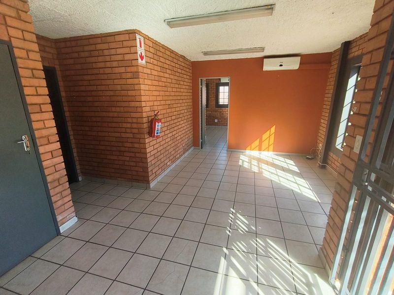 Mini Warehouse To Let in Hennopspark, Centurion - Photo 4