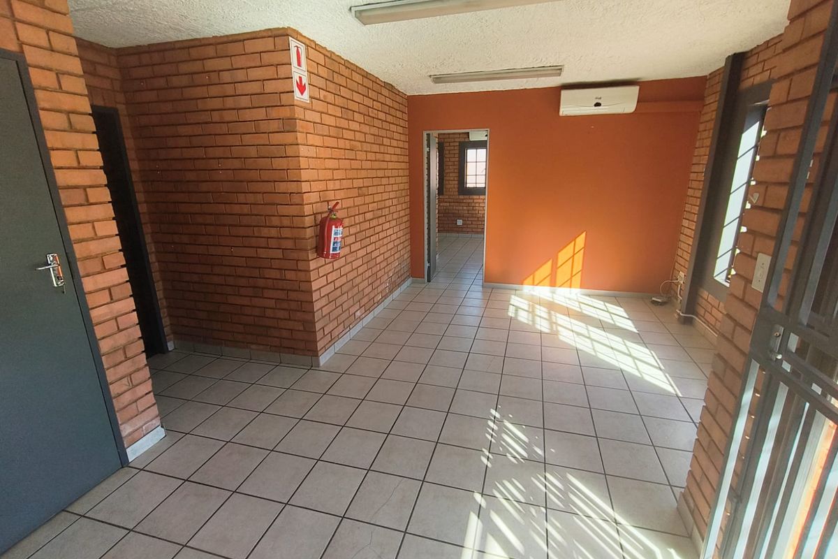 Mini Warehouse To Let in Hennopspark, Centurion - Photo 4