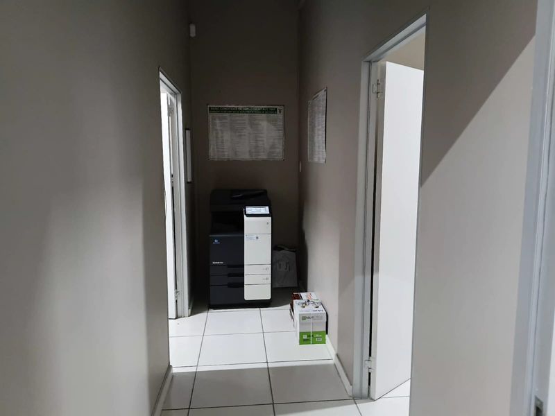 Spacious offices to rent in George - Photo 4