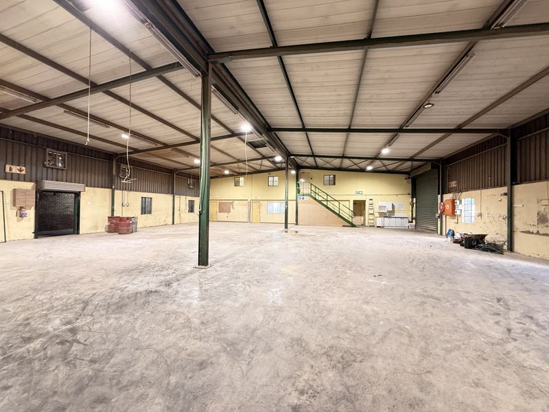 HIGH-EXPOSURE 621m2 INDUSTRIAL FACILITY TO LET IN SECURE GATEWAY INDUSTRIAL PARK - Photo 8