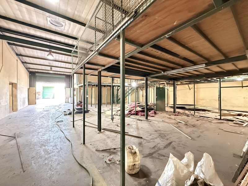 MODERN 460m2 INDUSTRIAL WAREHOUSE AVAILABLE IN SECURE GATEWAY INDUSTRIAL PARK - Photo 8