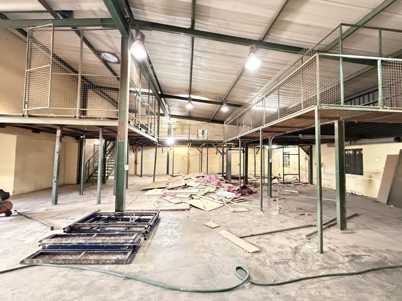 MODERN 460m2 INDUSTRIAL WAREHOUSE AVAILABLE IN SECURE GATEWAY INDUSTRIAL PARK - Photo 7