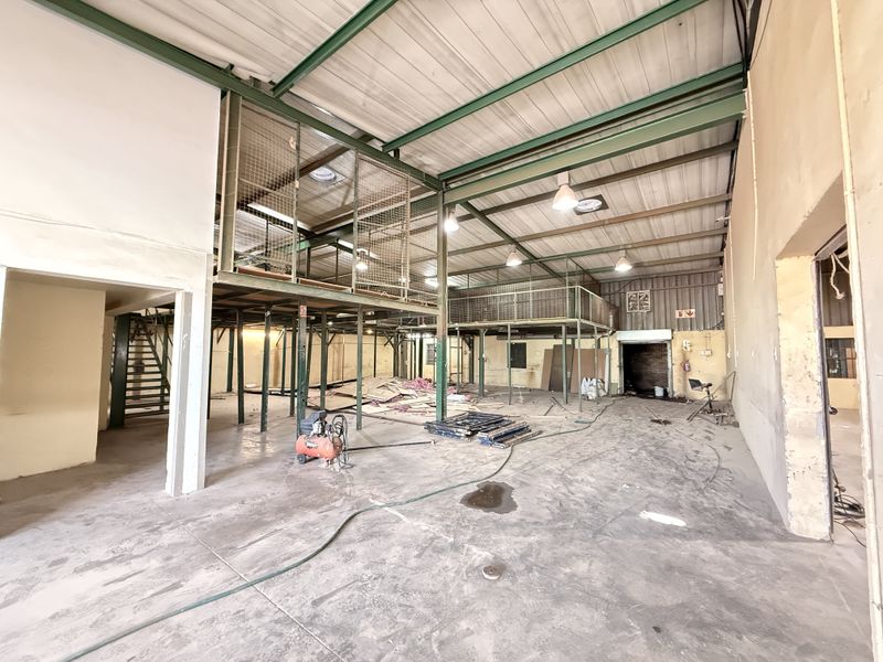 MODERN 460m2 INDUSTRIAL WAREHOUSE AVAILABLE IN SECURE GATEWAY INDUSTRIAL PARK - Photo 6