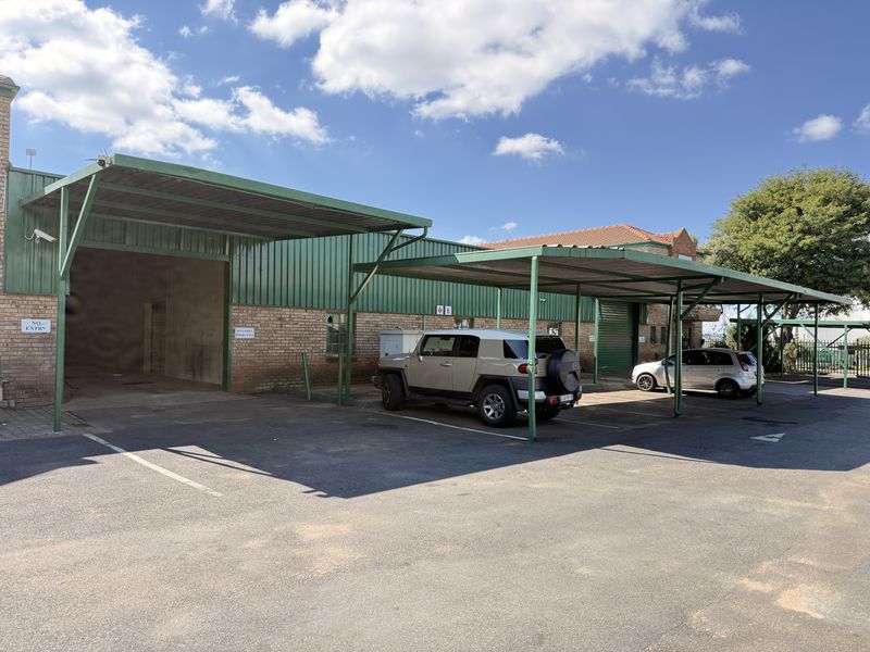 MODERN 460m2 INDUSTRIAL WAREHOUSE AVAILABLE IN SECURE GATEWAY INDUSTRIAL PARK - Photo 2