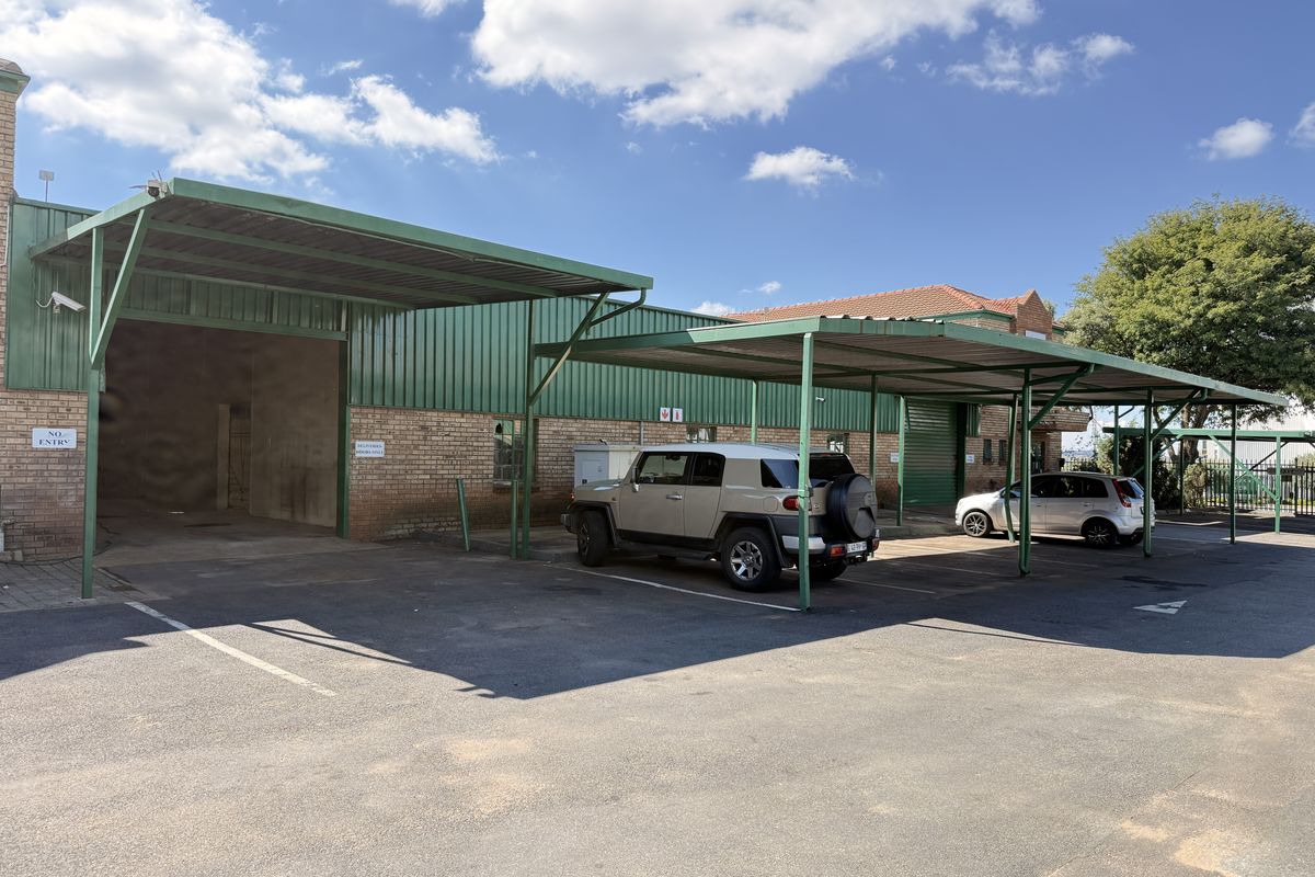 MODERN 460m2 INDUSTRIAL WAREHOUSE AVAILABLE IN SECURE GATEWAY INDUSTRIAL PARK - Photo 2