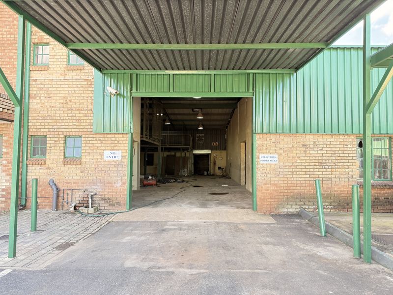 MODERN 460m2 INDUSTRIAL WAREHOUSE AVAILABLE IN SECURE GATEWAY INDUSTRIAL PARK - Photo 4
