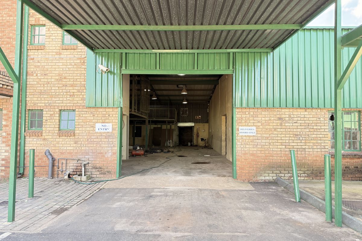 MODERN 460m2 INDUSTRIAL WAREHOUSE AVAILABLE IN SECURE GATEWAY INDUSTRIAL PARK - Photo 4