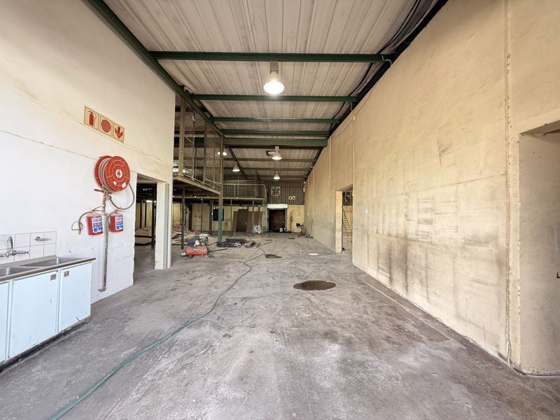 MODERN 460m2 INDUSTRIAL WAREHOUSE AVAILABLE IN SECURE GATEWAY INDUSTRIAL PARK - Photo 5