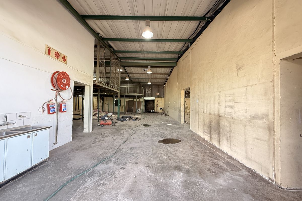 MODERN 460m2 INDUSTRIAL WAREHOUSE AVAILABLE IN SECURE GATEWAY INDUSTRIAL PARK - Photo 5