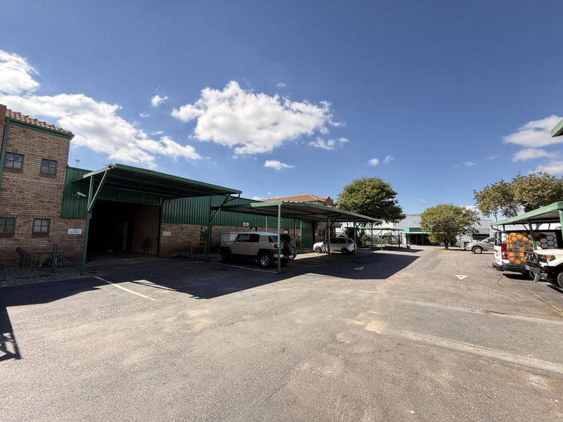 MODERN 460m2 INDUSTRIAL WAREHOUSE AVAILABLE IN SECURE GATEWAY INDUSTRIAL PARK - Photo 3