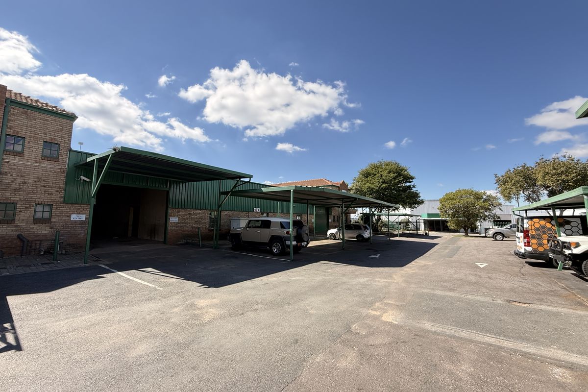 MODERN 460m2 INDUSTRIAL WAREHOUSE AVAILABLE IN SECURE GATEWAY INDUSTRIAL PARK - Photo 3