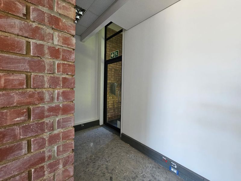 TO LET | Boutique Retail / Creative Office Space | Waterkloof Rand Centre | ±96 m2 + Private Balcony - Photo 10