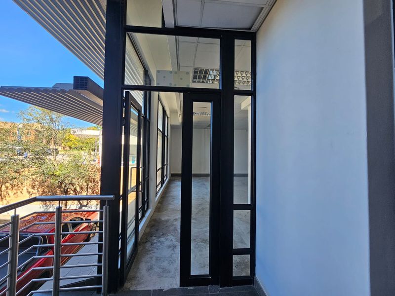 TO LET | Boutique Retail / Creative Office Space | Waterkloof Rand Centre | ±96 m2 + Private Balcony - Photo 4