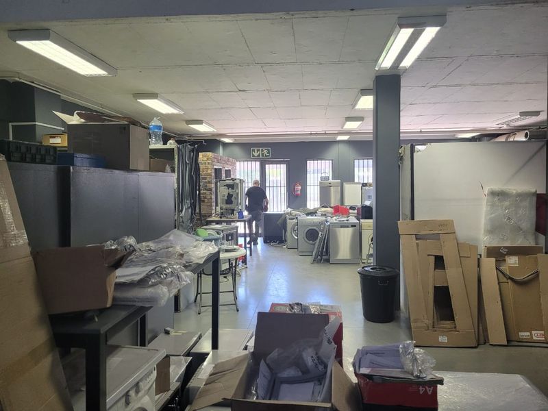 195m2 Warehouse and Office - Photo 7