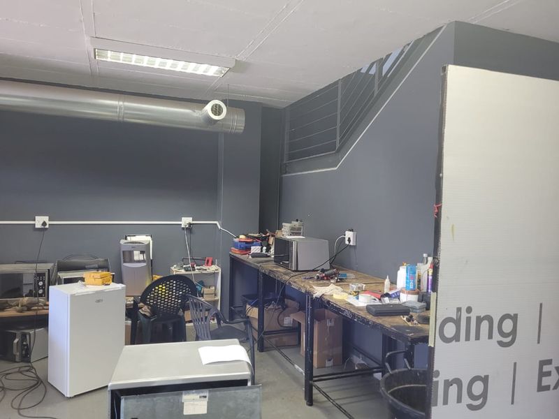 195m2 Warehouse and Office - Photo 10