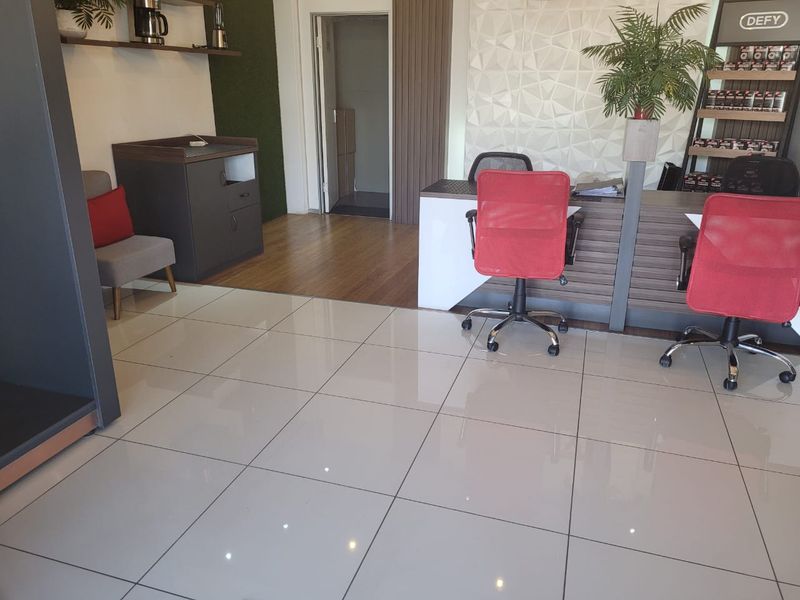 195m2 Warehouse and Office - Photo 3