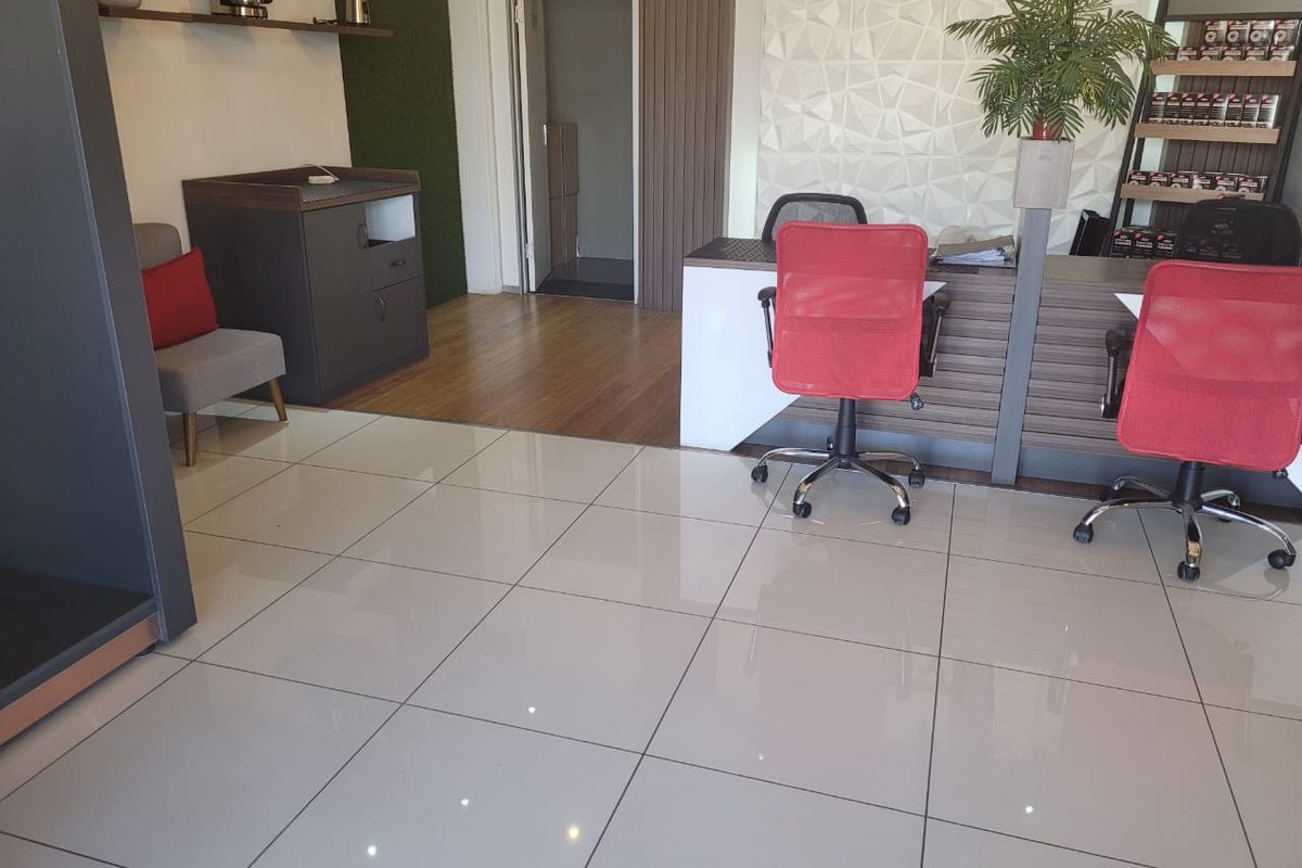 195m2 Warehouse and Office - Photo 3