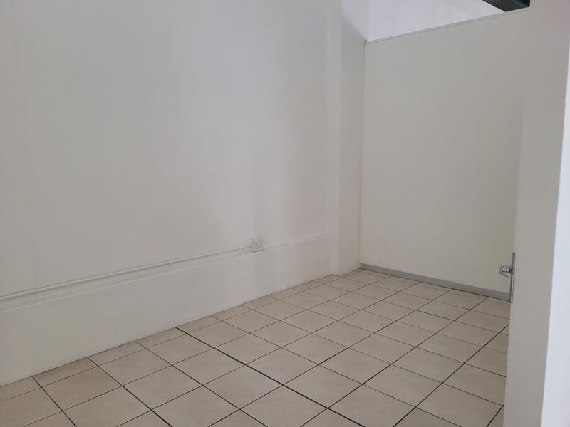 197m2 Warehouse and Office - Photo 8