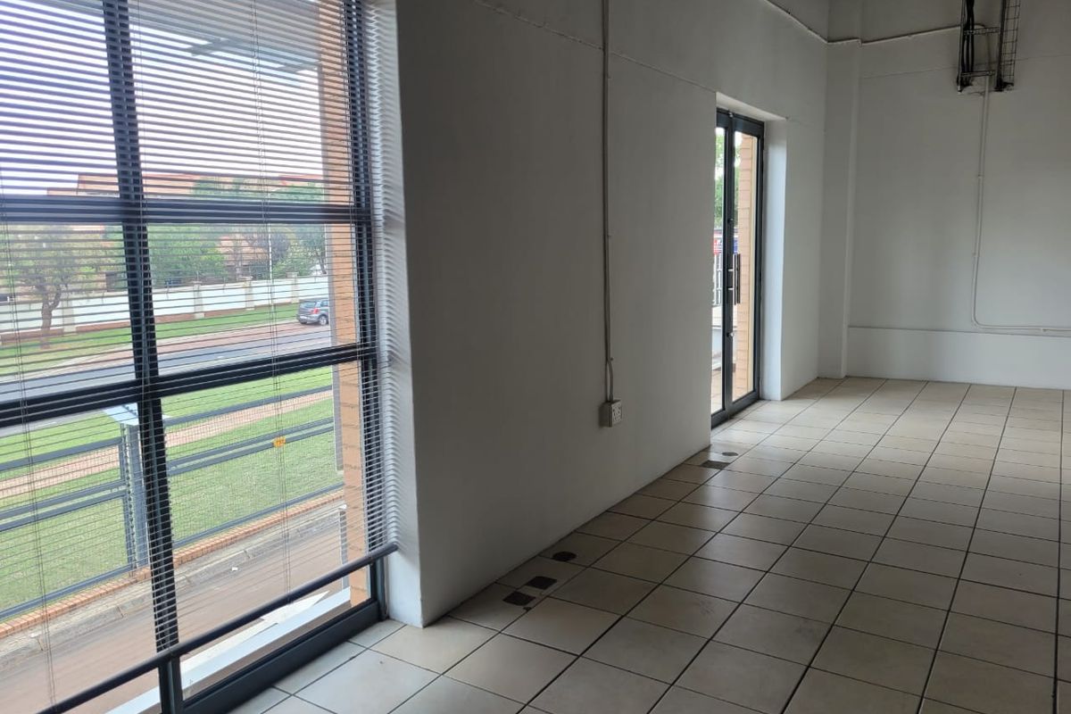 197m2 Warehouse and Office - Photo 3